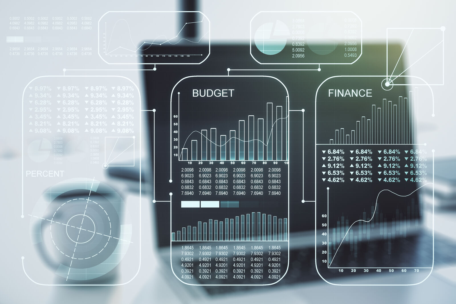 Laptop ekran sa prikazanim digitalnim grafikonima finansijskih podataka i statističkim analizama u poslovnom okruženju