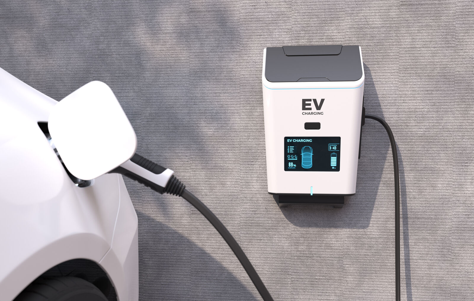 Beli električni automobil priključen na zidni punjač sa digitalnim ekranom koji prikazuje status punjenja baterije