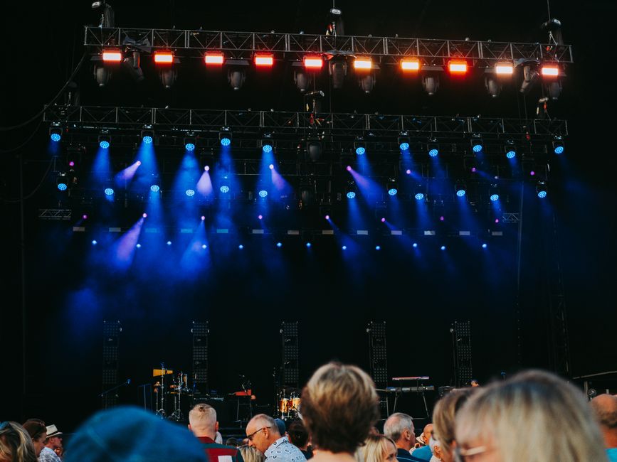 Evolucija koncertne scene: Od uličnih festivala do digitalnih platformi