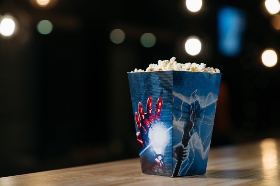 Filmska umetnost M. Najta Šjamalana: Dekonstrukcija superherojskog žanra u ostvarenju Nesalomivi