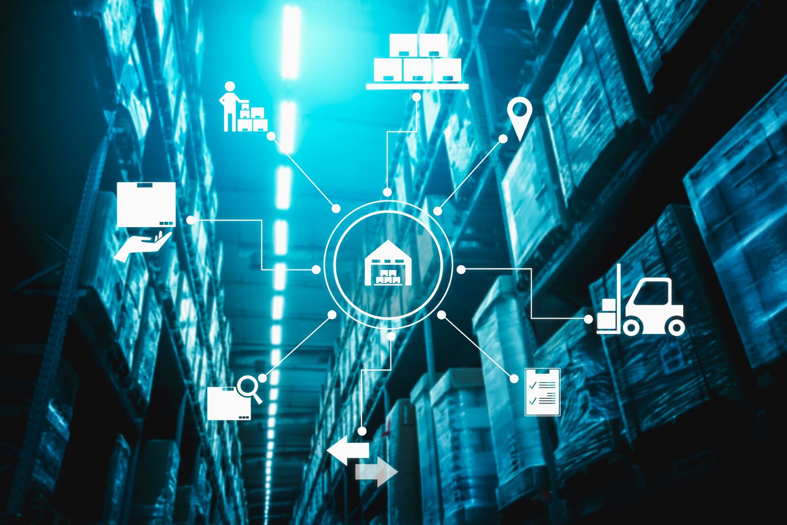 Digitalni grafički prikaz logističkih procesa i skladišnog poslovanja preko zamućene pozadine visokih polica sa robom