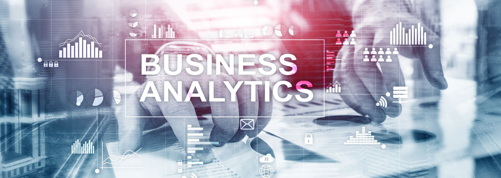 Poslovni čovek analizira podatke i grafikone na ekranu preko kojeg piše Business analytics