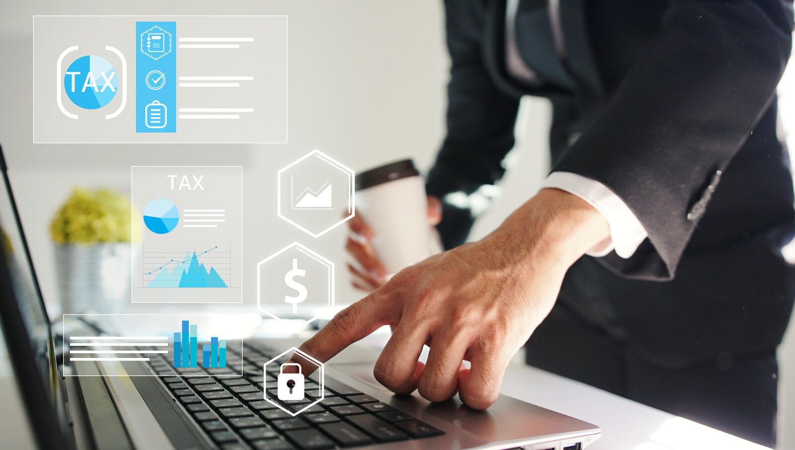 Poslovni čovek u odelu kuca na laptopu dok su oko njega prikazani digitalni finansijski grafikoni