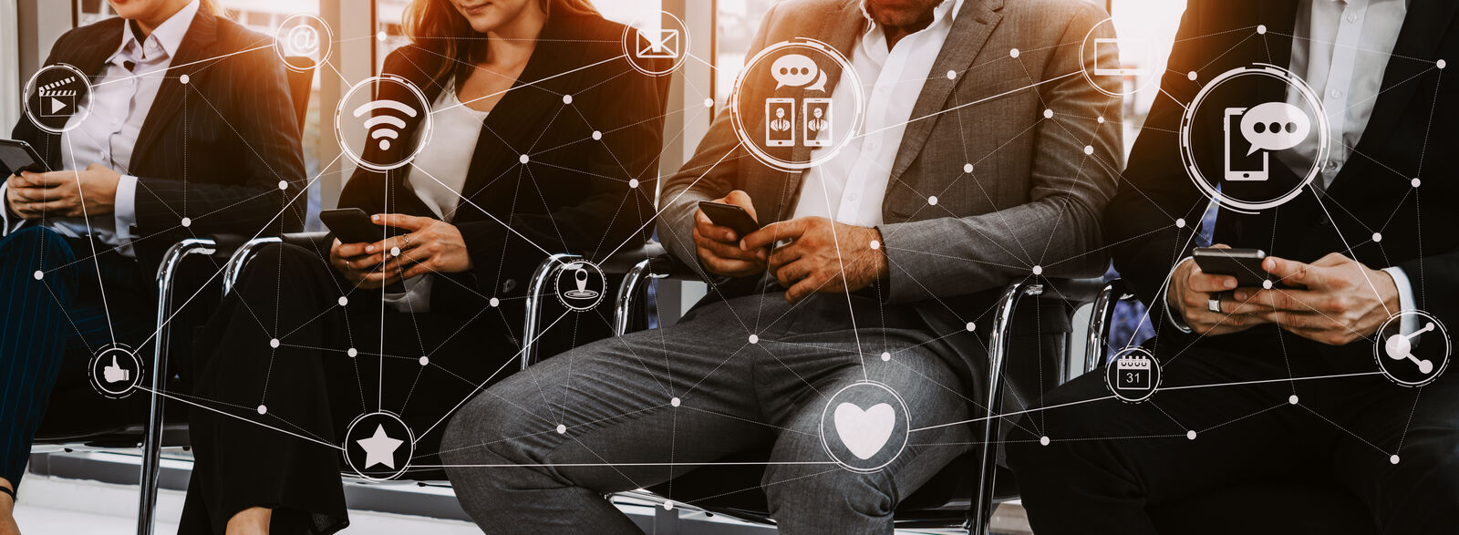 Grupa ljudi u odelima sedi i koristi mobilne telefone, povezani mrežom ikonitorima i ikonama za komunikaciju.