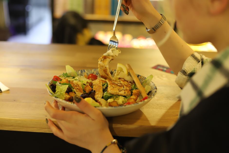 Kineska pileća salata: spoj tradicije i modernog ukusa