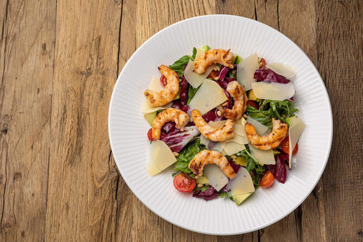 Letnje osveženje: Panzanella salata sa pečenim povrćem i škampima