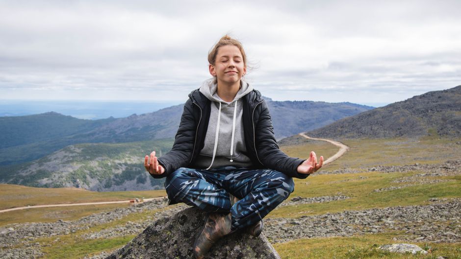 Moć blagog pogleda: Kako meditacija otvorenih očiju umiruje preopterećeni um