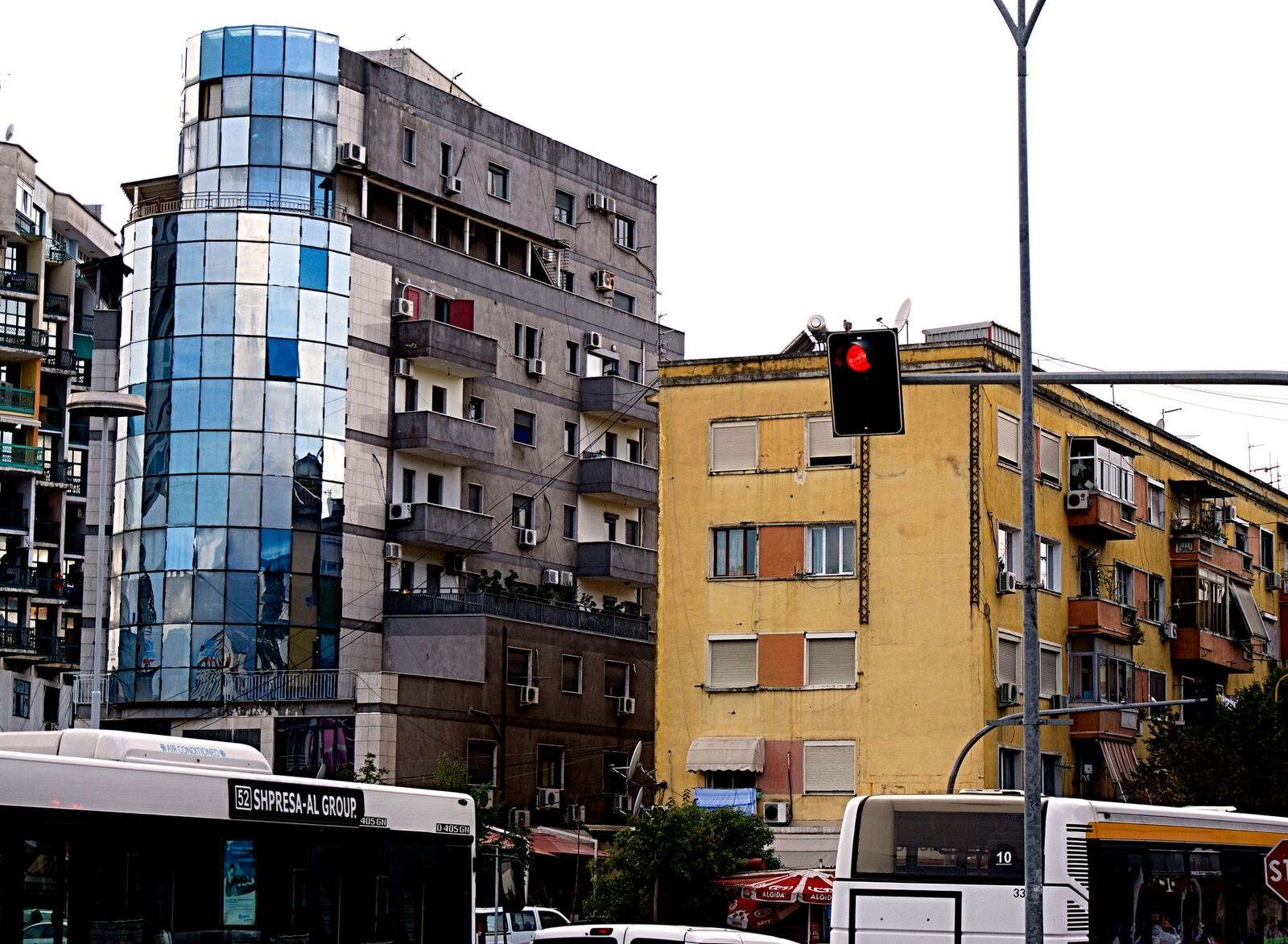 hronologija kancelarijskog apsurda: kako je radno mesto postalo novi hram