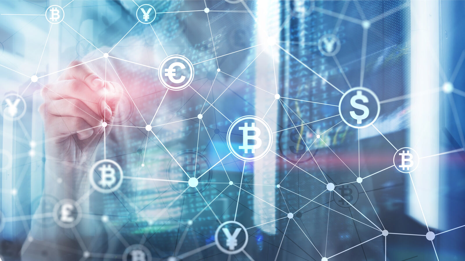 Ruka dodiruje digitalnu mrežu sa simbolima valuta preko pozadine servera u data centru.