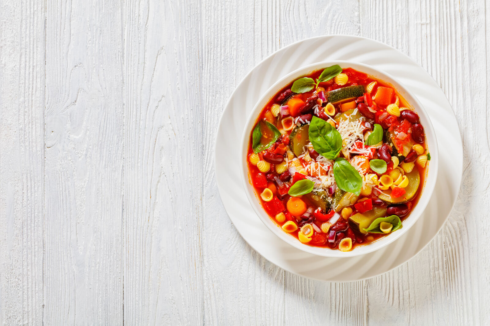 Umetnost pripreme italijanske minestrone čorbe: Savršeni balans sezonskih ukusa