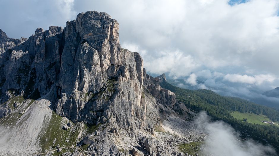 Ostrog: manastir u steni kome dolaze ljudi svih vera
