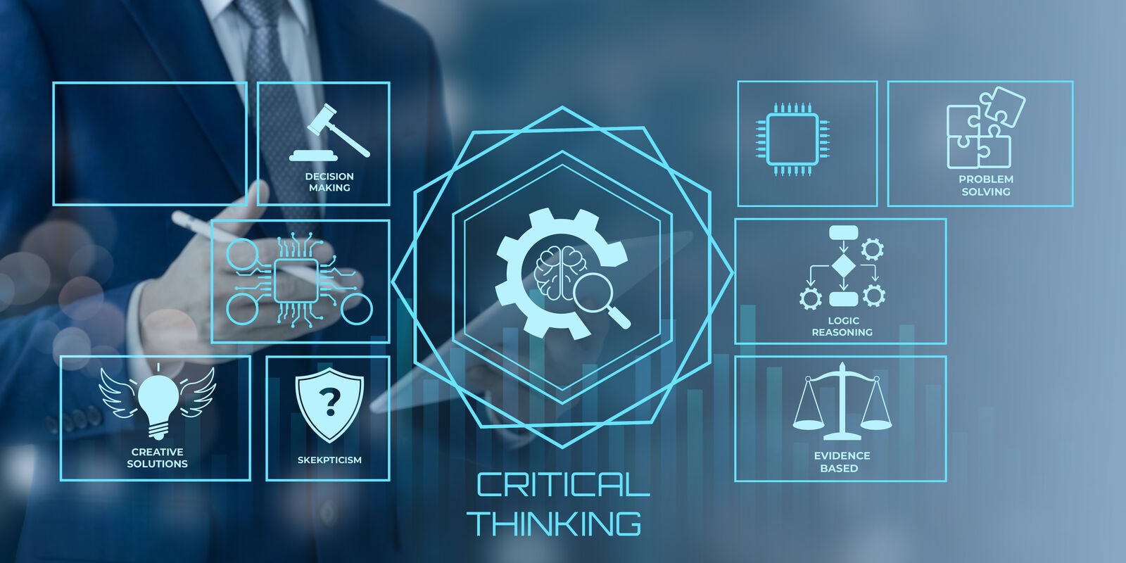 Poslovni čovek u odelu pokazuje digitalne interfejse sa poslovnim ikonama i tekstom critical thinking